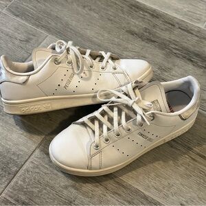 Adidas Stan Smith Peter Pan
TinkerBell Disney Women’s Size 5
Shoes White Leather